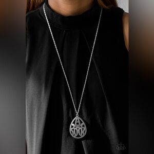 ❤️‍🔥5/$25❤️‍🔥 TEARDROP-Dead Gorgeous Silver Necklace